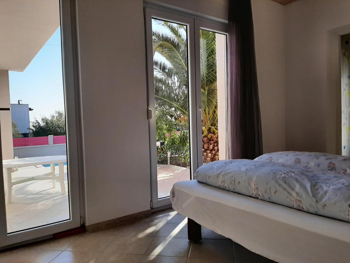 Helles Doppelzimmer Mit Bad, Terrasse Und Pool, Seperater Eingang, Liznjan, Istrien Exterior photo