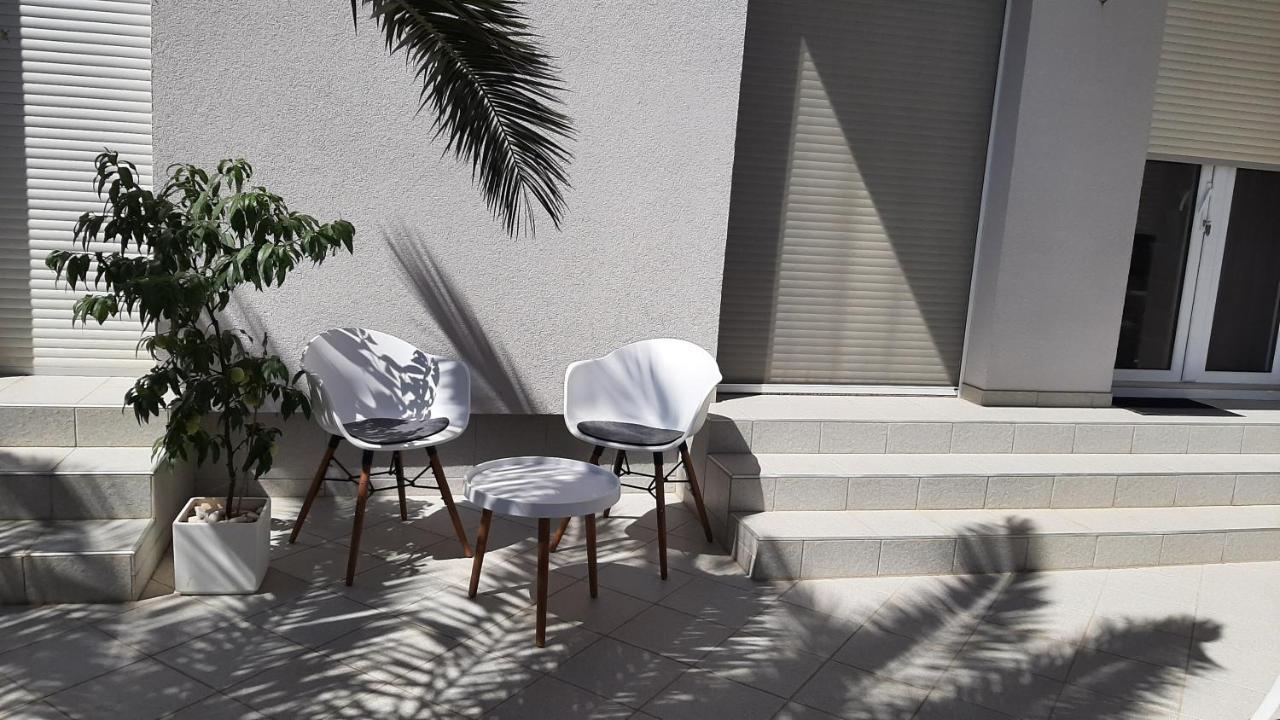 Helles Doppelzimmer Mit Bad, Terrasse Und Pool, Seperater Eingang, Liznjan, Istrien Exterior photo